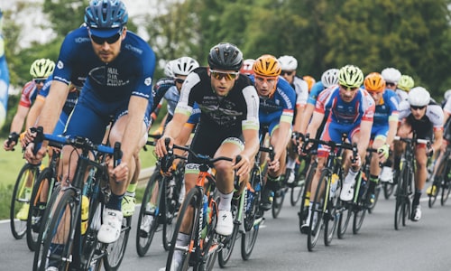 彩神技术核心展示，服务器机房与网络节点图